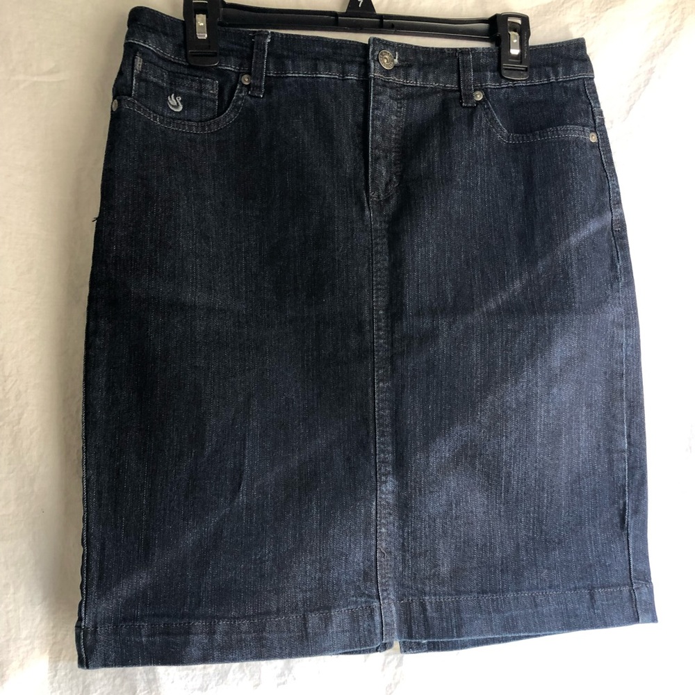 Gloria Vanderbilt denim skirt.